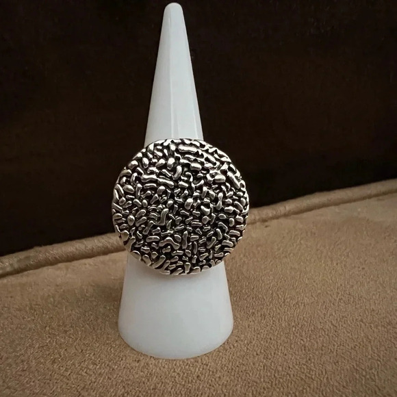 Ring- silver round disc accent ring. Size: 7 - Picture 5 of 7